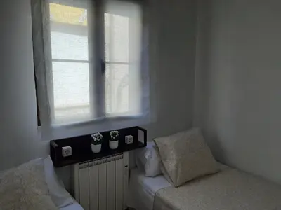 Cama o camas de una habitación en Casa con patio y chimenea en Piedralaves