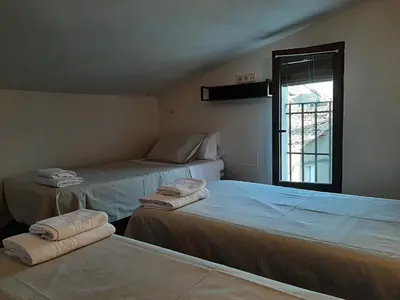 Cama o camas de una habitación en Casa con patio y chimenea en Piedralaves