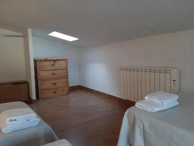 Cama o camas de una habitación en Casa con patio y chimenea en Piedralaves