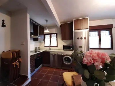 Una cocina o zona de cocina en Casa con patio y chimenea en Piedralaves