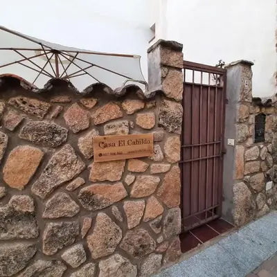 Casa con patio y chimenea en Piedralaves
