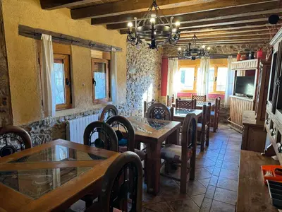 Un restaurante o sitio para comer en Casa Rural El Medico