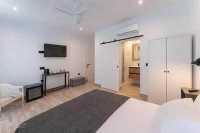 Una televisión o centro de entretenimiento en La Posada del Teatro H Boutique Parking Gratis