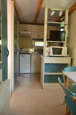 Una cocina o zona de cocina en Bungalows, Camping Vega de Francia
