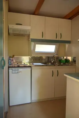 Una cocina o zona de cocina en Bungalows, Camping Vega de Francia