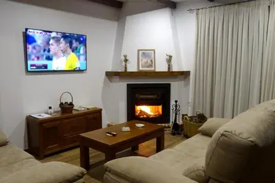 Una televisión o centro de entretenimiento en Casa Rural La Madroña