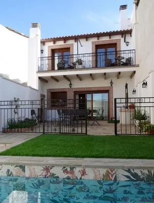 Piscina en o cerca de Casa Rural La Madroña