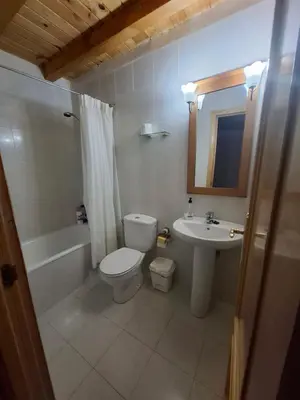 Un baño de La Serrota Casa Rural