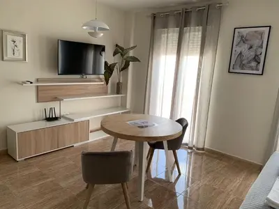 Una televisión o centro de entretenimiento en Apartamentos Hernán Cortés