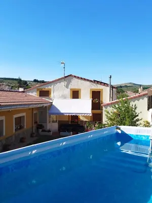 Piscina en o cerca de Casa rural los 7 pinos de Gredos