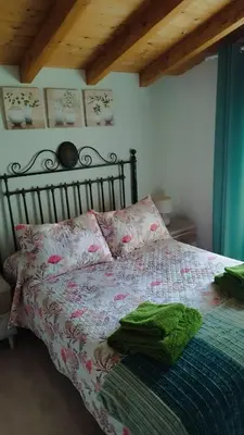 Cama o camas de una habitación en Casa rural los 7 pinos de Gredos