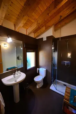 Un baño de La Portilla de Gredos. Casa rural