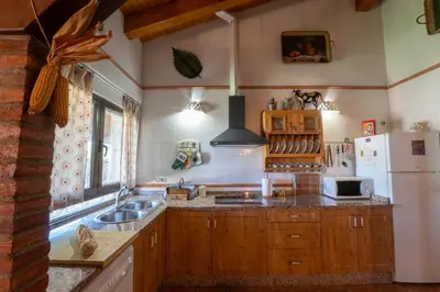 Una cocina o zona de cocina en Casa rural Los Cántaros. Zarapicos