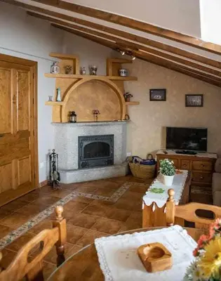 Zona de estar de El Nido de Gredos cuco apartamento con chimenea
