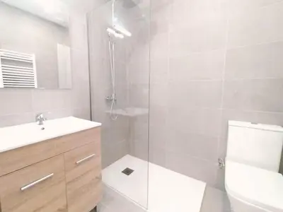 Un baño de Apartamentos La Brava by gaiarooms