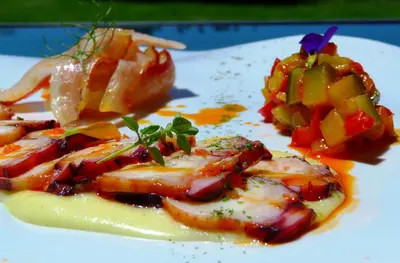 Comida en o cerca de este hotel
