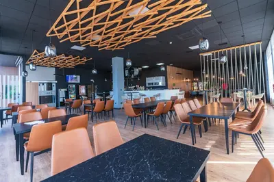 Un restaurante o sitio para comer en Hotel Tierra