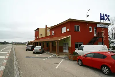 Edificio en el que se encuentra el hostal o pensión