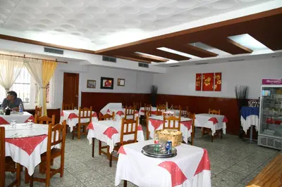 Un restaurante o sitio para comer en Hostal Asturias