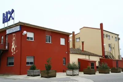 Edificio en el que se encuentra el hostal o pensión