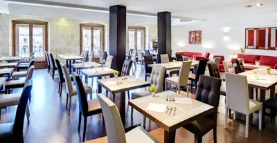 Un restaurante o sitio para comer en Sercotel Las Torres