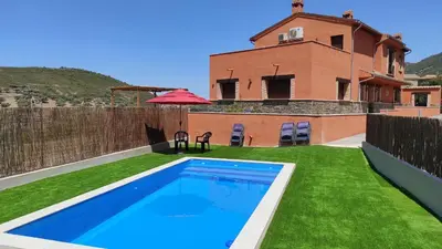 Piscina en o cerca de Casa rural La Colmena del Geoparque TR -CC 00489