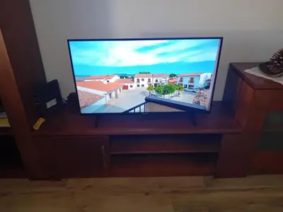 Una televisión o centro de entretenimiento en La Teja del Jerte