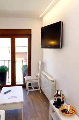 Una televisión o centro de entretenimiento en vallespin 43 parking, wifi