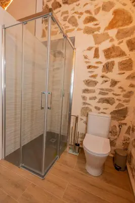 Un baño de Galarza Deluxe Casa XVI-XVII Parking privado Gratis