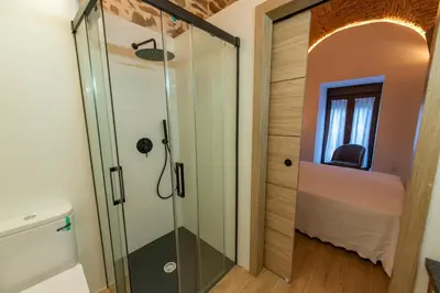 Un baño de Galarza Deluxe Casa XVI-XVII Parking privado Gratis