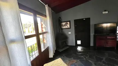 Una televisión o centro de entretenimiento en Casa Rural La Pradera
