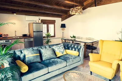Zona de estar de Apartamentos en el Valle del Jerte Flores para Angela
