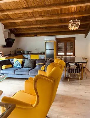 Zona de estar de Apartamentos en el Valle del Jerte Flores para Angela