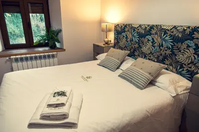 Cama o camas de una habitación en Apartamentos en el Valle del Jerte Flores para Angela