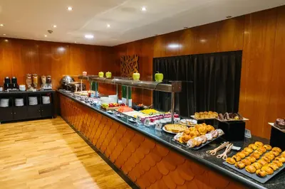 Comida en o cerca de este hotel