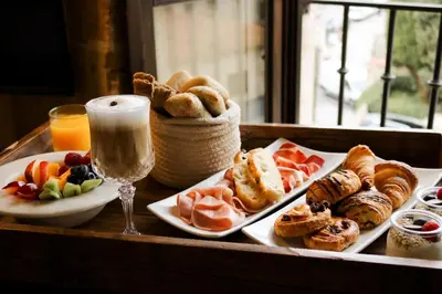 Comida en o cerca de este hotel