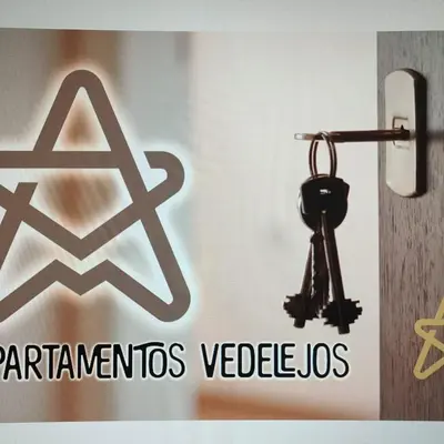 Certificado, premio, señal o documento que está expuesto en Apartamentos Vedelejos