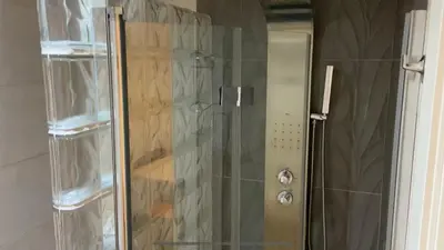 Un baño de Destino Deluxe Plaza De Santiago- 1 hab