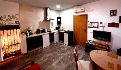 Una televisión o centro de entretenimiento en Destino Deluxe Plaza De Santiago- 1 hab