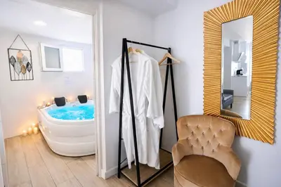 Un baño de Apartamentos De la Haya & Suite con Jacuzzi, junto al Teatro Romano