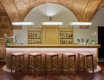 El salón o zona de bar de NH Collection Cáceres Palacio de Oquendo