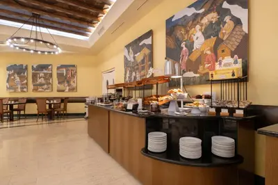 Comida en o cerca de este hotel