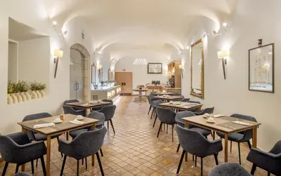 Un restaurante o sitio para comer en Hotel Ilunion Mérida Palace
