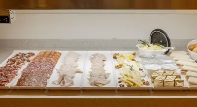 Comida en o cerca de este hotel