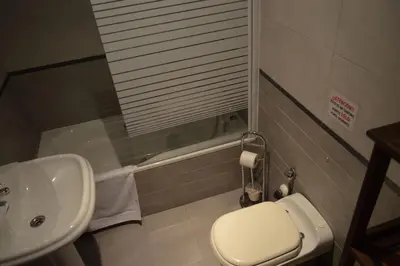 Un baño de DOMUS SALAMANCA. MELCHOR CANO. Centro. 4 dormitorios