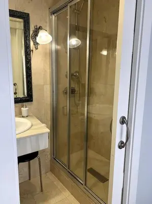 Un baño de TIGER wifi y garaje