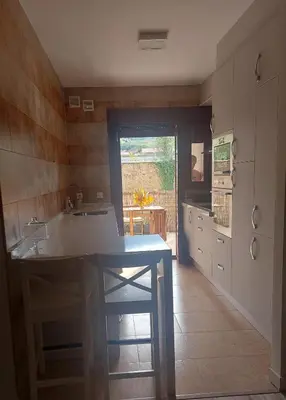 Una cocina o zona de cocina en THE HOME Hervás Plaza de garaje gratis