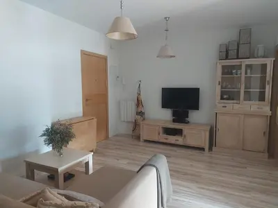 Una televisión o centro de entretenimiento en THE HOME Hervás Plaza de garaje gratis