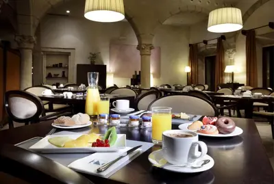 Comida en o cerca de este hotel