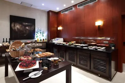 Comida en o cerca de este hotel